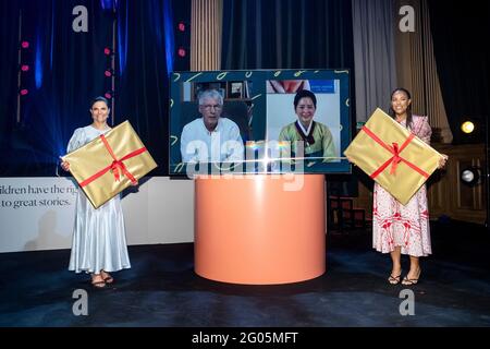 La Crown Princess Victoria e l'ospite Amie Bramme Sey, sullo schermo il premio di quest'anno dell'autore francese Jean-Claude Mourlevat e il premio dell'anno scorso dell'artista del libro d'immagine del South Corean Baek Heena al Premio Alma (il Premio commemorativo Astrid Lindgren) e il ministro svedese della Cultura e della democrazia Amanda Lind. L'Alma Award 2021 è una cerimonia digitale dovuta alla pandemia della corona. Stoccolma, Svezia, 31 maggio 2021 Foto: Christine Olsson / TT / codice 10430 Foto Stock