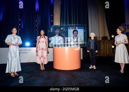 Da sinistra a destra: Crown Princess Victoria, ospite di Amie Bramme Sey, sullo schermo il premio di quest'anno dell'autore francese Jean-Claude Mourlevat e il premio dell'anno scorso dell'artista del libro d'immagine del South Corean Baek Heena, il presidente della giuria Boel Westin del premio Alma (il premio commemorativo Astrid Lindgren) e il ministro svedese della Cultura e della democrazia Amanda Lind. L'Alma Award 2021 è una cerimonia digitale dovuta alla pandemia della corona. Stoccolma, Svezia, 31 maggio 2021 Foto: Christine Olsson / TT / codice 10430 Foto Stock