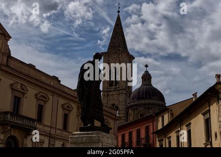 Statua di Ovidio in Piazza XX Settembre, Sulmona, Italia Foto Stock