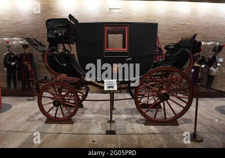 Carrozza itinerante di Papa Pio IX (c1845) all'interno del pavillon dei Musei Vaticani il 2021 marzo.- inaugurata nel 1973 da papa Paolo VI la carrozza pavillon (Padiglione delle Carrozze) dei Musei Vaticani presenta una collezione di berlins cerimoniali, sedie berlina, Varie automobili e popemobili appartenenti a Pontefici o principi della Santa Chiesa Romana. - secondo la tradizione questa carrozza fu donata da Ferdinando II, re di Napoli, papa Pio IX in occasione del ritorno del pontefice a Roma nell'aprile 1850. Di produzione napoletana, Pio IX fece il suo viaggio da Por Foto Stock