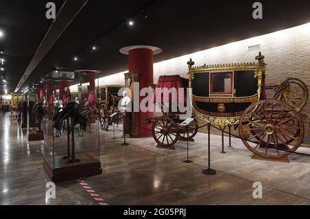 Gala berlinese di Papa Pio IX con trono (c 1850) all'interno del pavillon dei Musei Vaticani il 2021 marzo.- inaugurato nel 1973 da papa Paolo VI il pavillon delle Carrozze dei Musei Vaticani presenta una collezione di berlins cerimoniali, sedie di berlina, Varie automobili e popemobili appartenenti a Pontefici o principi della Santa Chiesa Romana. - carrozza prodotta a Roma dai fratelli Casalini, rinomati costruttori di carrozze, durante il papato di Pio IX, il cui stemma è dipinto su entrambe le porte. Sistemato come una "sala del trono", l'abitacolo di questo Foto Stock