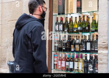 LOGRONO, SPAGNA - 25 apr 2021: Logrono, Spagna - 2021 aprile 22 : il turista acquista i vini per le strade di Logrono in tempi di covid 19 nella primavera 2021 Foto Stock