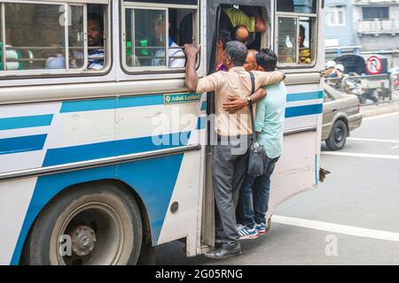 I passeggeri degli autobus dello Sri Lanka si sono bloccati all'ingresso dell'autobus a un solo ponte, Colombo, Sri Lanka Foto Stock