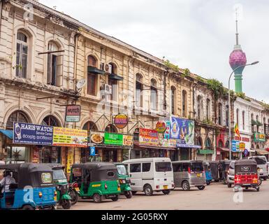 Negozi e trasporti su strada con la Colombo Lotus Tower - la struttura più alta, autoportata in Asia meridionale, Colombo, Sri lanka Foto Stock