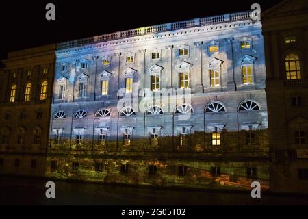 BERLINO, GERMANIA - 21 novembre 2017: Festa della luce di Berlino nel 2017 , presentazione sugli edifici e i luoghi di interesse, luci colorate e arte industriale.evento a ci Foto Stock