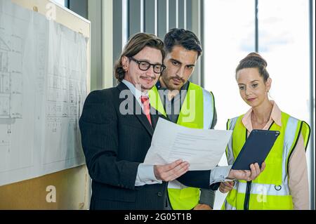 Gruppo di ingegneri caucasici incontro di lavoro di squadra per il progetto di pianificazione. Corporation creatività persone. Foto Stock