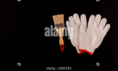 Strumenti essenziali per la verniciatura: Rulli e vassoio per verniciatura, spazzola, nastro per mascheratura, guanti, forbici. Foto Stock