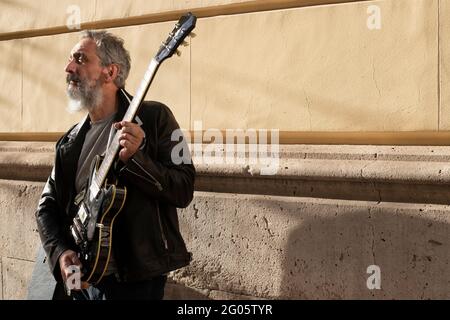 uomo anziano con barba e chitarra elettrica Foto Stock