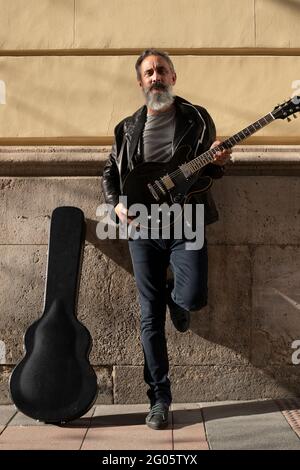 uomo anziano con barba e chitarra elettrica Foto Stock