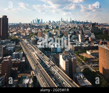 Vista aerea del centro di Manhattan e della città cinese da Manhattan ponte in una giornata di sole limpida nella città di New York Centro negli Stati Uniti d'America Foto Stock