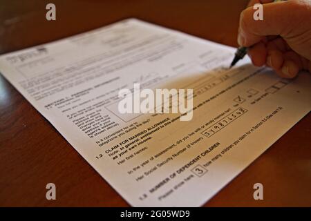 Mano la firma di un documento Foto Stock