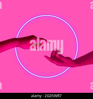 Mani estetiche su sfondo luminoso, opere d'arte. Concetto di relazione umana, comunità, unità Foto Stock