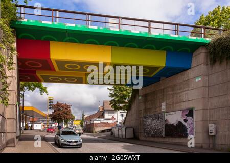 Il ponte Lego sulla Schwesterstrasse, dipinto da graffiti e streetart Martin Heuwold, nome artista MEGX, su disegno di mattoni Lego, Wu Foto Stock