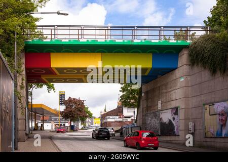 Il ponte Lego sulla Schwesterstrasse, dipinto da graffiti e streetart Martin Heuwold, nome artista MEGX, su disegno di mattoni Lego, Wu Foto Stock