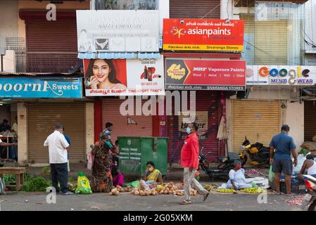 PONDICHERRY, INDIA - Giugno 2021: Mercato di frutta e verdura durante il blocco imposto per ridurre la diffusione della corona. Solo gli alimentari sono autorizzati ad aprire Foto Stock