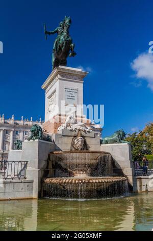 MADRID, SPAGNA - 21 OTTOBRE 2017: Statua di bronzo di Felipe IV (Filippo IV di Spagna) in Plaza de Oriente a Madrid Foto Stock