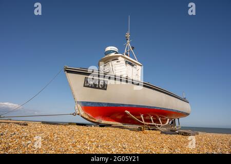 La barca da pesca ha tirato in su la spiaggia a Deal Kent Foto Stock