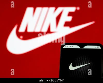 In questa illustrazione fotografica viene visualizzato il logo Nike, Inc. Su uno smartphone Foto Stock