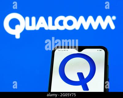 In questa illustrazione fotografica viene visualizzato il logo Qualcomm Inc. Sullo smartphone Foto Stock