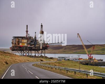 La struttura superiore da 14,200 tonnellate della piattaforma petrolifera offshore Ninian Northern presso il piazzale di smantellamento per impieghi gravosi presso lo stabilimento Dales VOE di Lerwick. Foto Stock