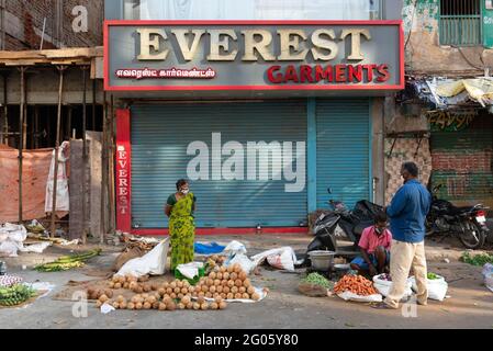 PONDICHERRY, INDIA - Giugno 2021: Mercato di frutta e verdura durante il blocco imposto per ridurre la diffusione della corona. Solo gli alimentari sono autorizzati ad aprire Foto Stock