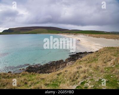 Con Fitful Head sullo sfondo, le acque cristalline e incontaminate di Quendale Beach nel sud della terraferma, Shetland, Regno Unito. Foto Stock