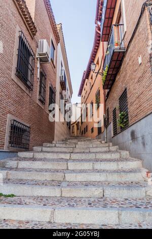 Scala stretta nel centro di Toledo, Spagna Foto Stock