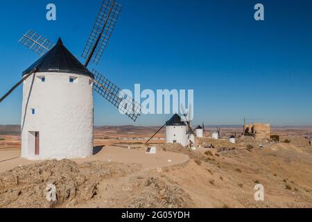 Mulino a vento tradizionale nel villaggio di Consuegra in Spagna Foto Stock