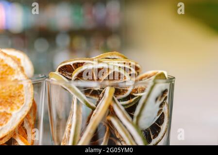 frutta disidratata, tagliata e preparata per la preparazione di cocktail Foto Stock