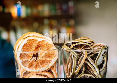 frutta disidratata, tagliata e preparata per la preparazione di cocktail Foto Stock