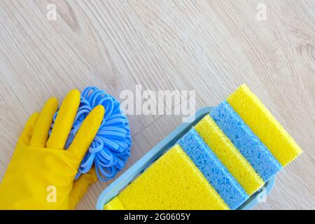 Prodotti per la pulizia Flat Lay, spazio per la copia. Guanto protettivo in gomma gialla con panno in microfibra. Concetto di servizio di pulizia. Vista dall'alto. Foto Stock
