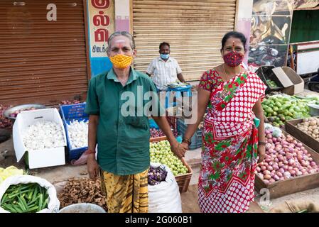 PONDICHERRY, INDIA - Giugno 2021: Mercato di frutta e verdura durante il blocco. Solo gli alimentari possono essere aperti. Foto Stock