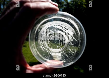 Bicchiere vuoto in plastica per birra. Foto Stock