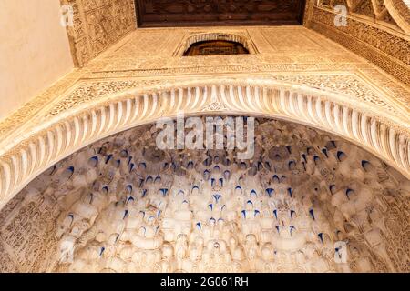 GRANADA, SPAGNA - 2 NOVEMBRE 2017: Dettaglio di architettura a Nasrid Palaces Palacios Nazaries a Alhambra a Granada, Spagna Foto Stock