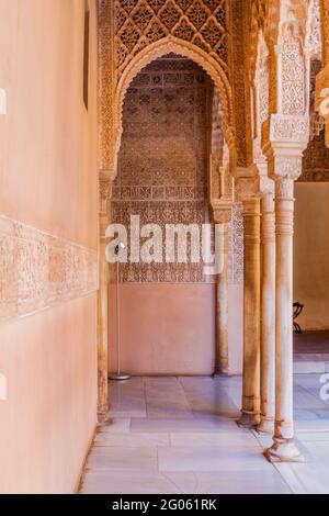 Arco a Nasrid palazzi Palaciali Palacios Nazaries a Alhambra a Granada, Spagna Foto Stock