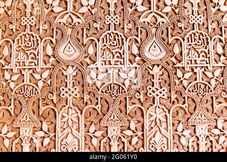 Dettaglio di calligrafia a Nasrid Palaces Palacios Nazaries a Alhambra a Granada, Spagna Foto Stock