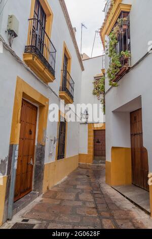 Strada stretta nel centro di Cordoba, Spagna Foto Stock