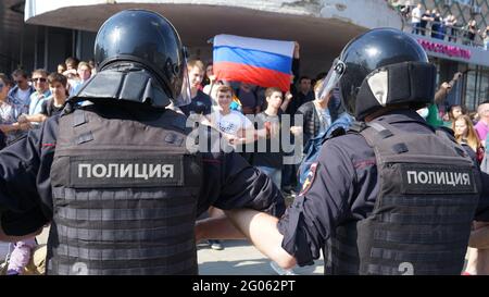 MOSCA, RUSSIA - 5 MAGGIO 2018, gli ufficiali di polizia in marcia di riot bloccano piazza Pushkinskaya durante una protesta di protesta dell'opposizione di nuovo presidente Vladimir Putin Foto Stock