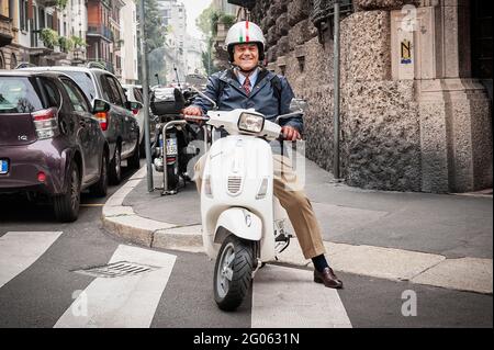 Ritratto di Luciano Bernardini sulla sua Vespa scooter, Milano, Lombardia, Italia, Europa Foto Stock