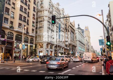 MADRID, SPAGNA - 21 OTTOBRE 2017: Traffico in Calle Gran Via a Madrid. Foto Stock