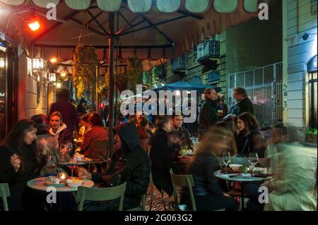 La gente si diverte nei bar serali dei Navigli, Milano, Lombardia, Italia, Europa Foto Stock