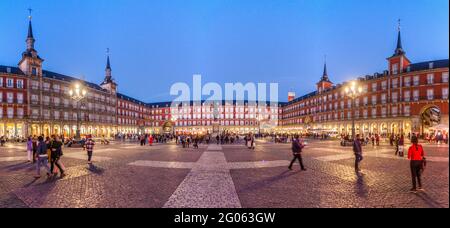 MADRID, SPAGNA - 21 OTTOBRE 2017: Vista serale di Plaza Mayor a Madrid. Foto Stock