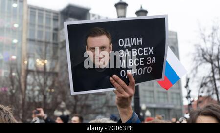 Mosca, Russia - 23 gennaio 2021, un poster in una mano: Uno per tutti e tutti per uno. Manifestazione di protesta per Alexey Navalny libero su piazza Pushkinskaya Foto Stock