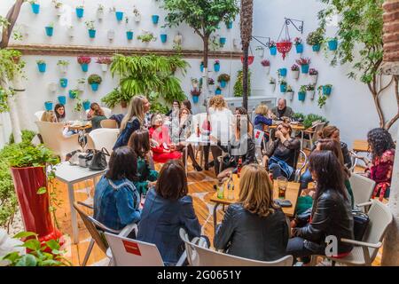 CORDOBA, SPAGNA - 5 NOVEMBRE 2017: La gente mangia a Los Patios de la Marquesa food Court a Cordoba, Spagna Foto Stock