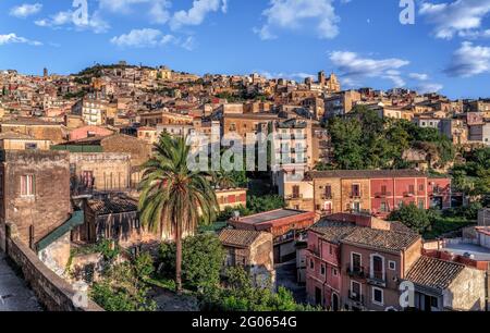 Agira si trova a 35 km da Enna. Si trova a nord-est della provincia, nella media valle del Salso, e domina il Lago Pozzillo, Italia, Sicilia, Europe Foto Stock