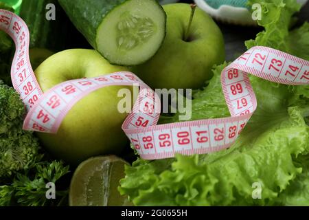 Cibo sano e metro a nastro, primo piano Foto Stock