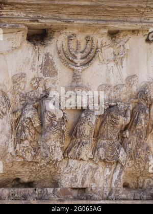 Roma. Italia. L'Arco di Tito (Arco di Tito) i sec. d.C., particolare di rilievo che mostra la menorah e altri bottini prelevati dal tempio santo ebraico di Jer Foto Stock