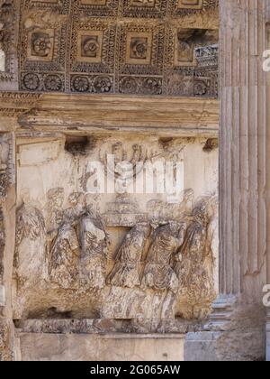 Roma. Italia. L'Arco di Tito (Arco di Tito) i sec. d.C., particolare di rilievo che mostra la menorah e altri bottini prelevati dal tempio santo ebraico di Jer Foto Stock