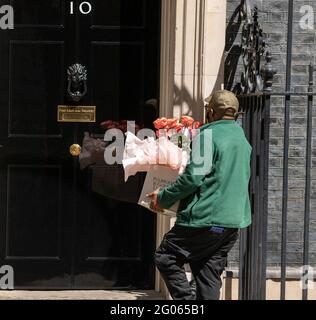 Londra, Regno Unito. 1 giugno 2021. I fiori arrivano a 10 Downing Street dopo il matrimonio di Boris Johnson, MP primo Ministro Credit: Ian Davidson/Alamy Live News Foto Stock