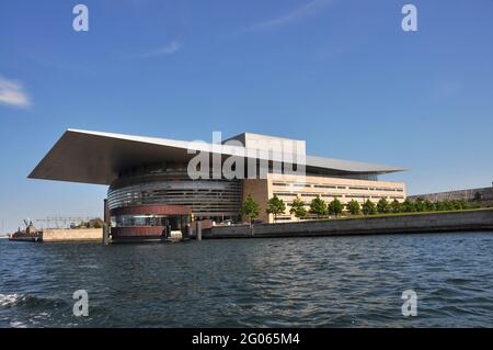 COPENH, DANIMARCA - 06 giugno 2013: Vista esterna del moderno Teatro dell'Opera di Copenaghen, Danimarca Foto Stock